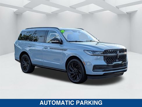 Used 2025 Lincoln Navigator Reserve w/ Jet Appearance Package AWD/4WD image 3