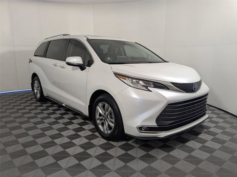 Used 2024 Toyota Sienna Limited image 4