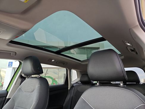 Certified 2025 Volkswagen Taos SE image 12