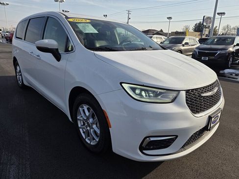 Used 2023 Chrysler Pacifica Touring-L image 1