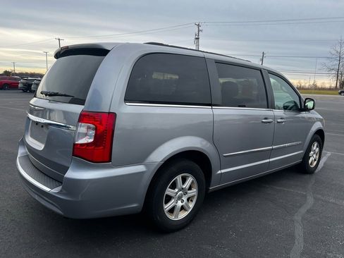 Used 2013 Chrysler Town & Country Touring image 6