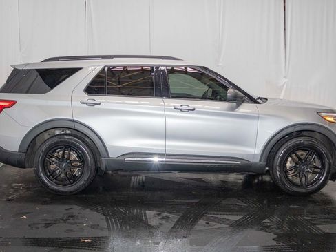 Used 2021 Ford Explorer XLT w/ Equipment Group 202A image 4