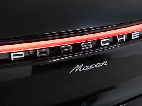 Used 2022 Porsche Macan AWD/4WD image 35