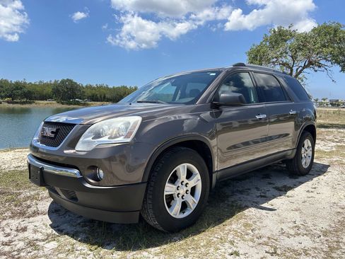 Used 2011 GMC Acadia SLE FWD image 2