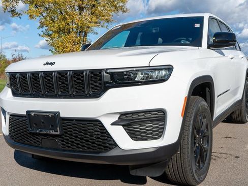 New 2025 Jeep Grand Cherokee Altitude image 2