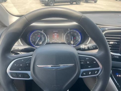 Used 2023 Chrysler Pacifica Touring-L FWD image 18