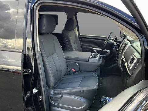 Used 2017 Nissan Titan SV image 7
