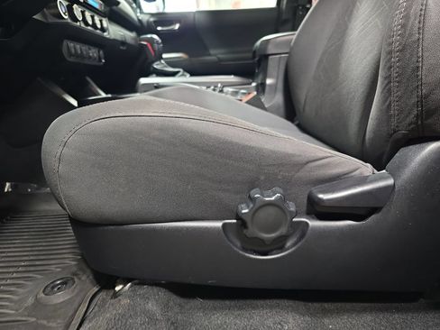 Used 2017 Toyota Tacoma TRD Sport AWD/4WD image 32