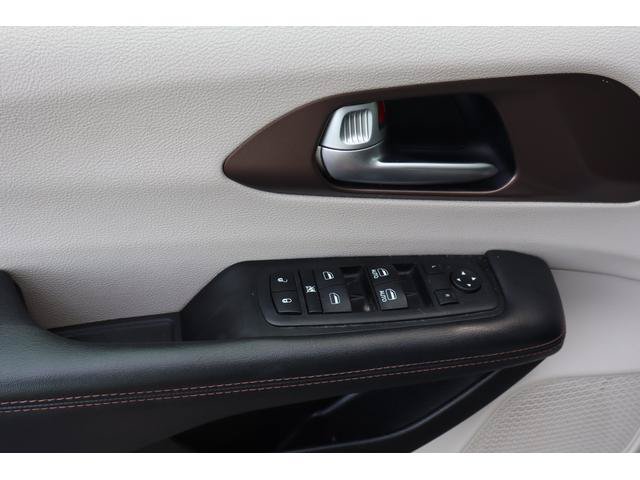 Used 2017 Chrysler Pacifica Touring FWD image 15