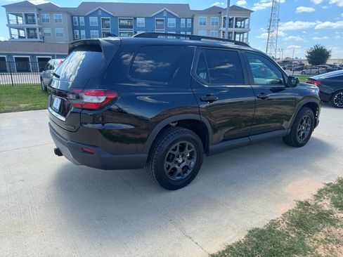 Used 2025 Honda Pilot TrailSport image 8