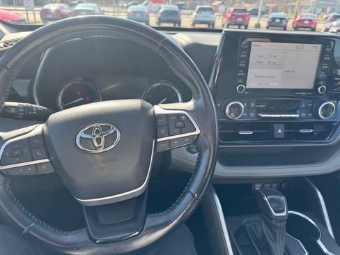 Used 2022 Toyota Highlander XLE image 12