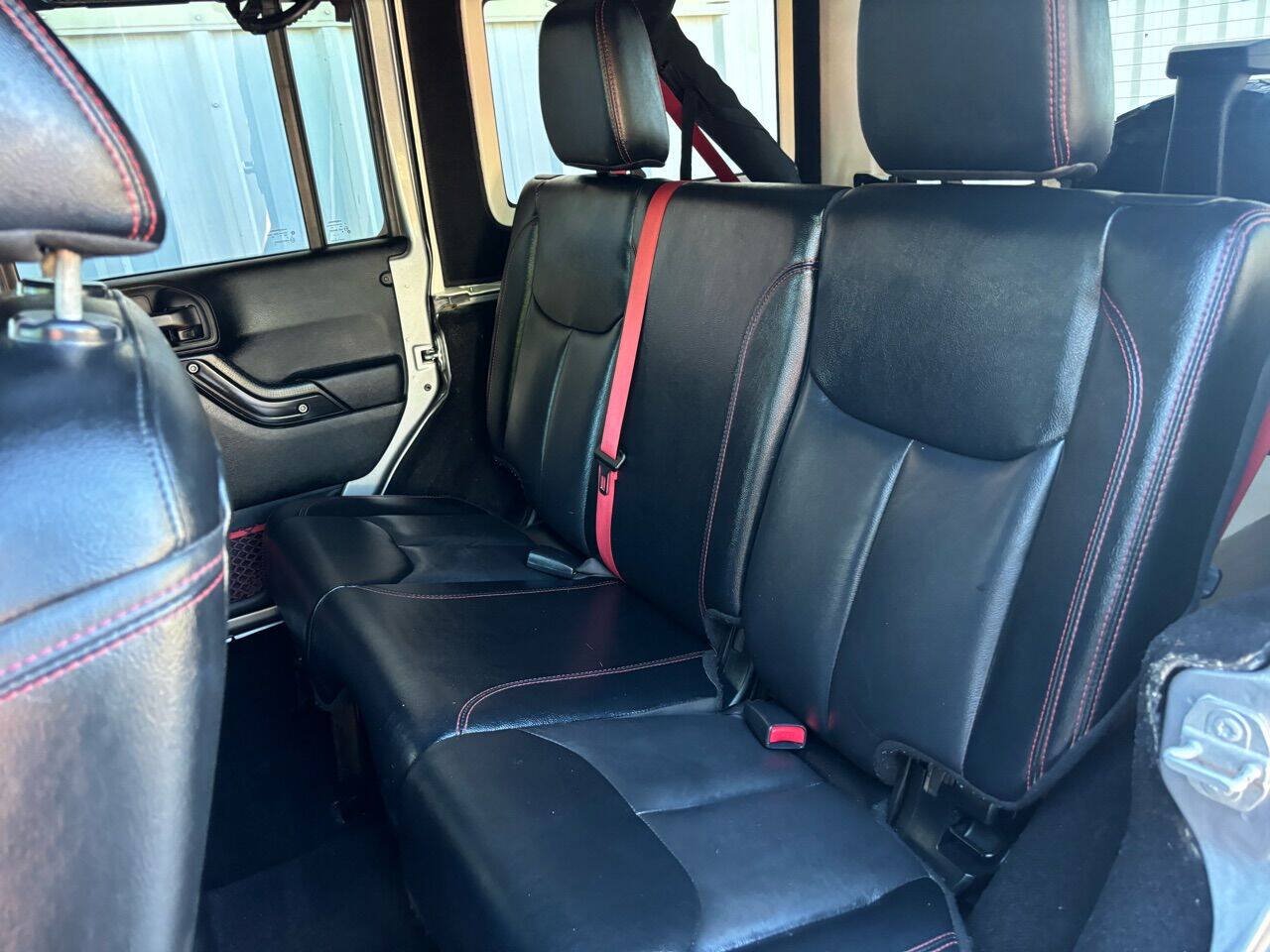 Used 2018 Jeep Wrangler Unlimited Rubicon AWD/4WD image 28