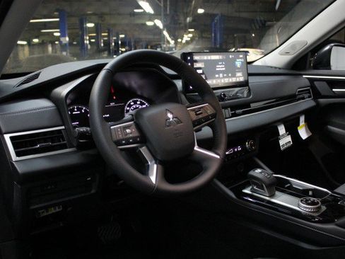 New 2025 Mitsubishi Outlander SE image 5