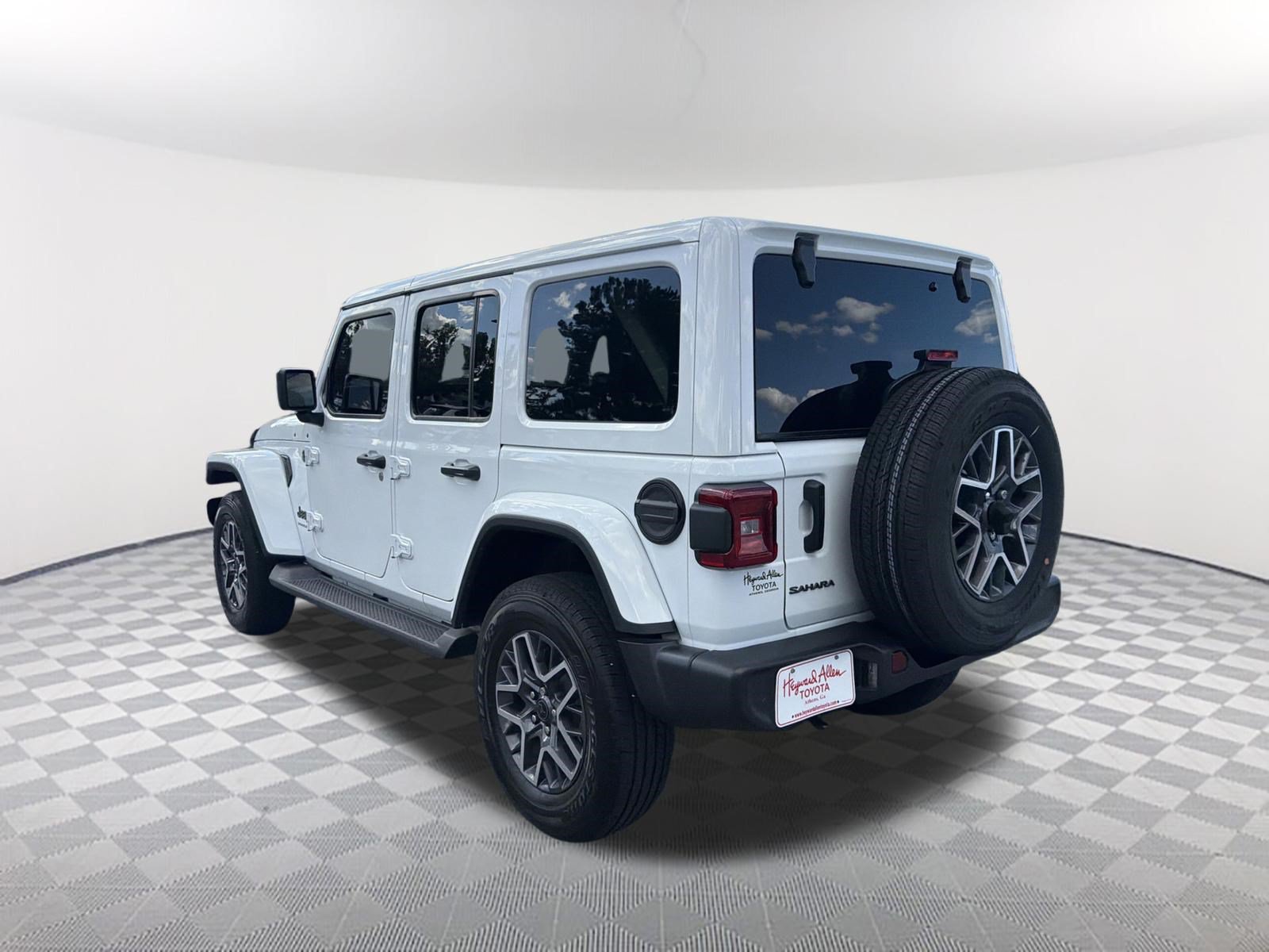 Used 2025 Jeep Wrangler Unlimited Sahara AWD/4WD image 14