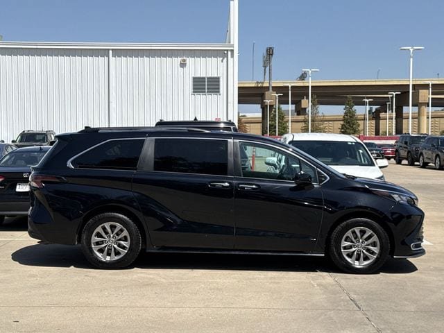 Used 2024 Toyota Sienna XLE FWD image 3