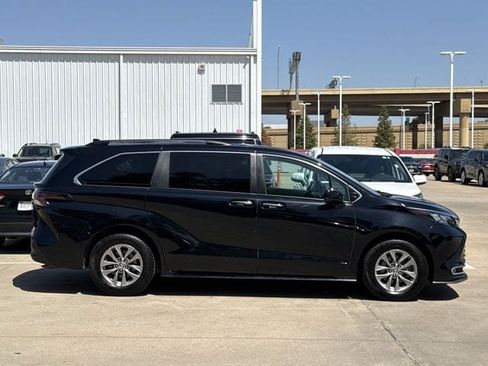 Used 2024 Toyota Sienna XLE FWD image 3