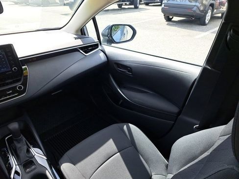 Used 2022 Toyota Corolla LE image 3