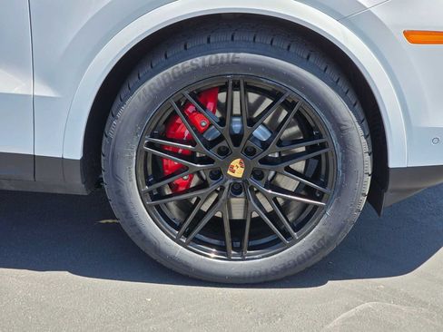 Used 2024 Porsche Cayenne S AWD/4WD image 9