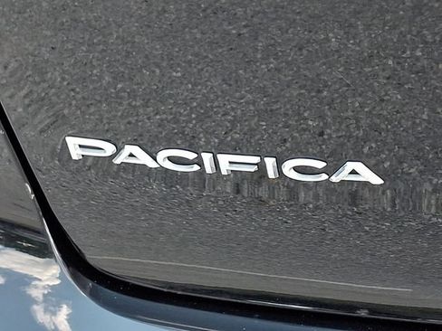 Used 2024 Chrysler Pacifica Touring-L FWD image 39