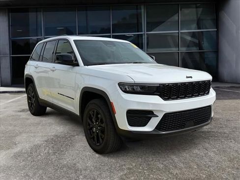 Used 2025 Jeep Grand Cherokee Altitude image 2