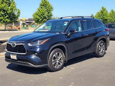 Certified 2021 Toyota Highlander XLE AWD/4WD image 10