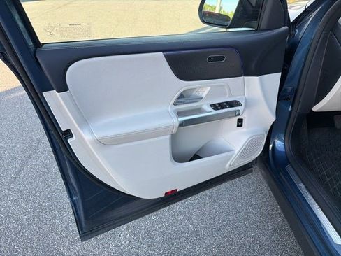 Used 2022 Mercedes-Benz GLB 250 4MATIC image 13