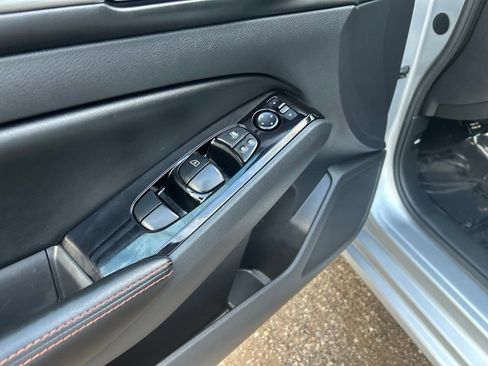 Used 2024 Nissan Altima 2.5 SR FWD image 12