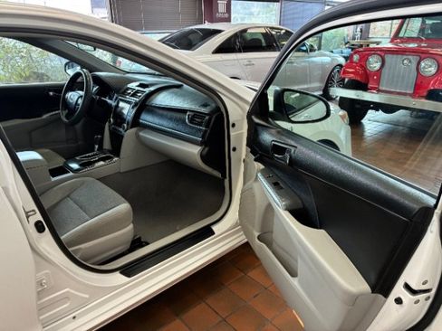 Used 2013 Toyota Camry LE FWD image 32