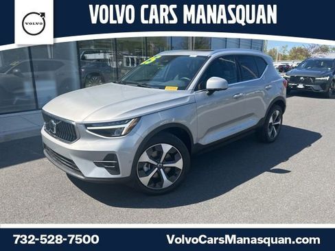 Used 2025 Volvo XC40 B5 Plus AWD/4WD image 1