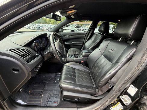 Used 2019 Chrysler 300 S AWD/4WD image 10