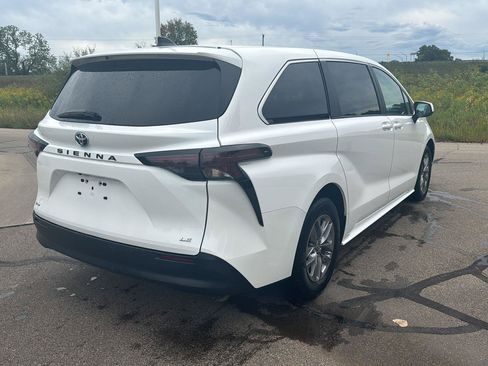 Used 2025 Toyota Sienna LE FWD image 5