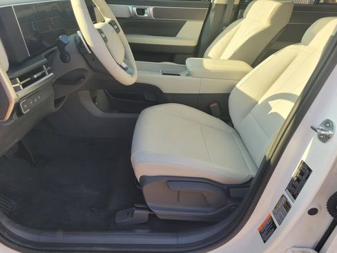 Used 2025 Hyundai Santa Fe SE image 2