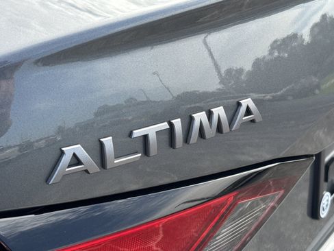 Used 2025 Nissan Altima 2.5 SV FWD image 13