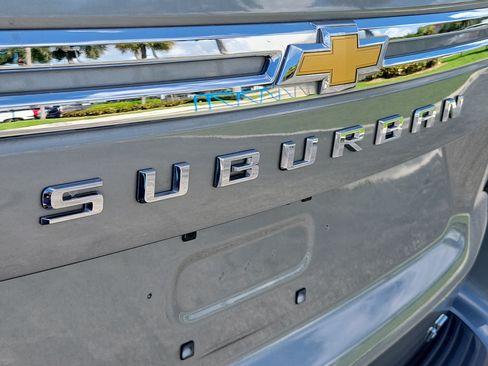 Used 2024 Chevrolet Suburban LT RWD image 11