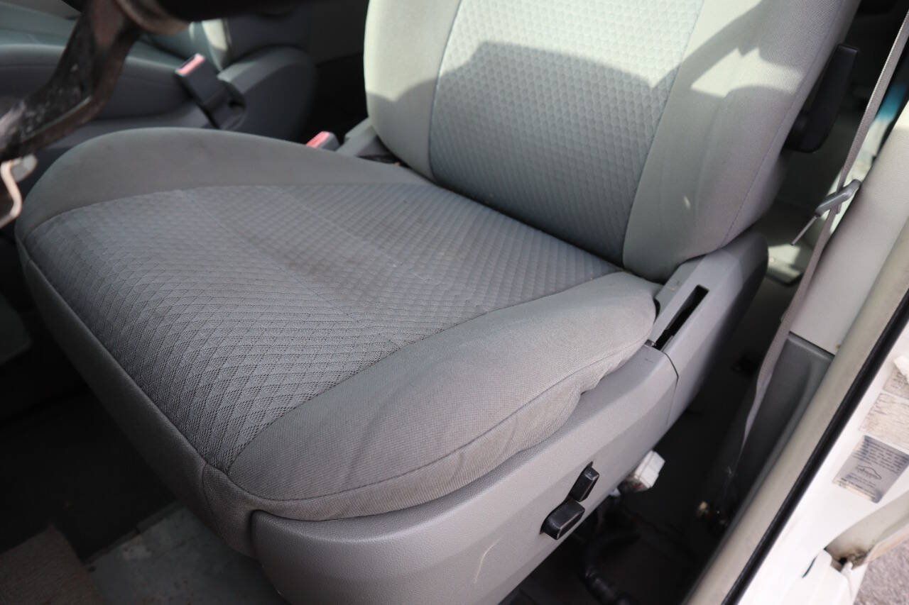 Used 2010 Chrysler Town & Country Touring FWD image 11