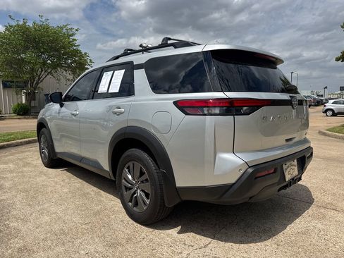 Used 2024 Nissan Pathfinder SV w/ SV Premium Package image 3