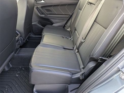 Used 2024 Volkswagen Tiguan SE image 15