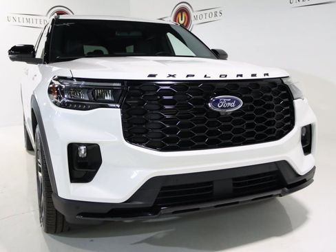 Used 2025 Ford Explorer ST-Line w/ Premium Package image 23