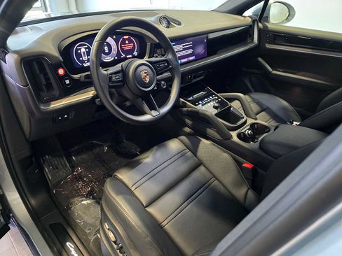 Used 2024 Porsche Cayenne Coupe image 4