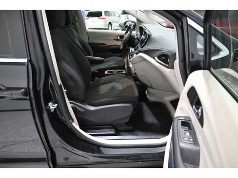Used 2021 Chrysler Pacifica Touring w/ Cold Weather Group FWD image 15