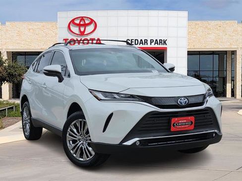 Certified 2024 Toyota Venza XLE image 1