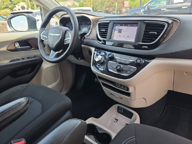 Used 2023 Chrysler Voyager LX FWD image 17