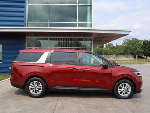 Used 2022 Kia Carnival LX FWD image 2