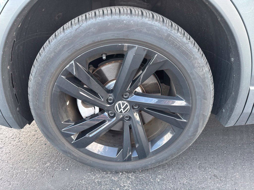 Used 2024 Volkswagen Tiguan SE R-Line w/ MDO Package, Two-Row AWD/4WD image 10