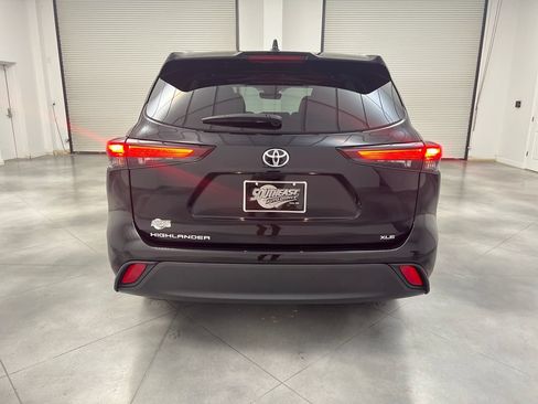 Used 2025 Toyota Highlander XLE FWD image 8