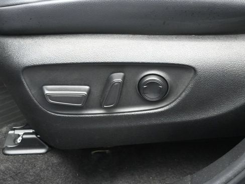 Used 2023 Toyota Highlander L AWD/4WD image 11