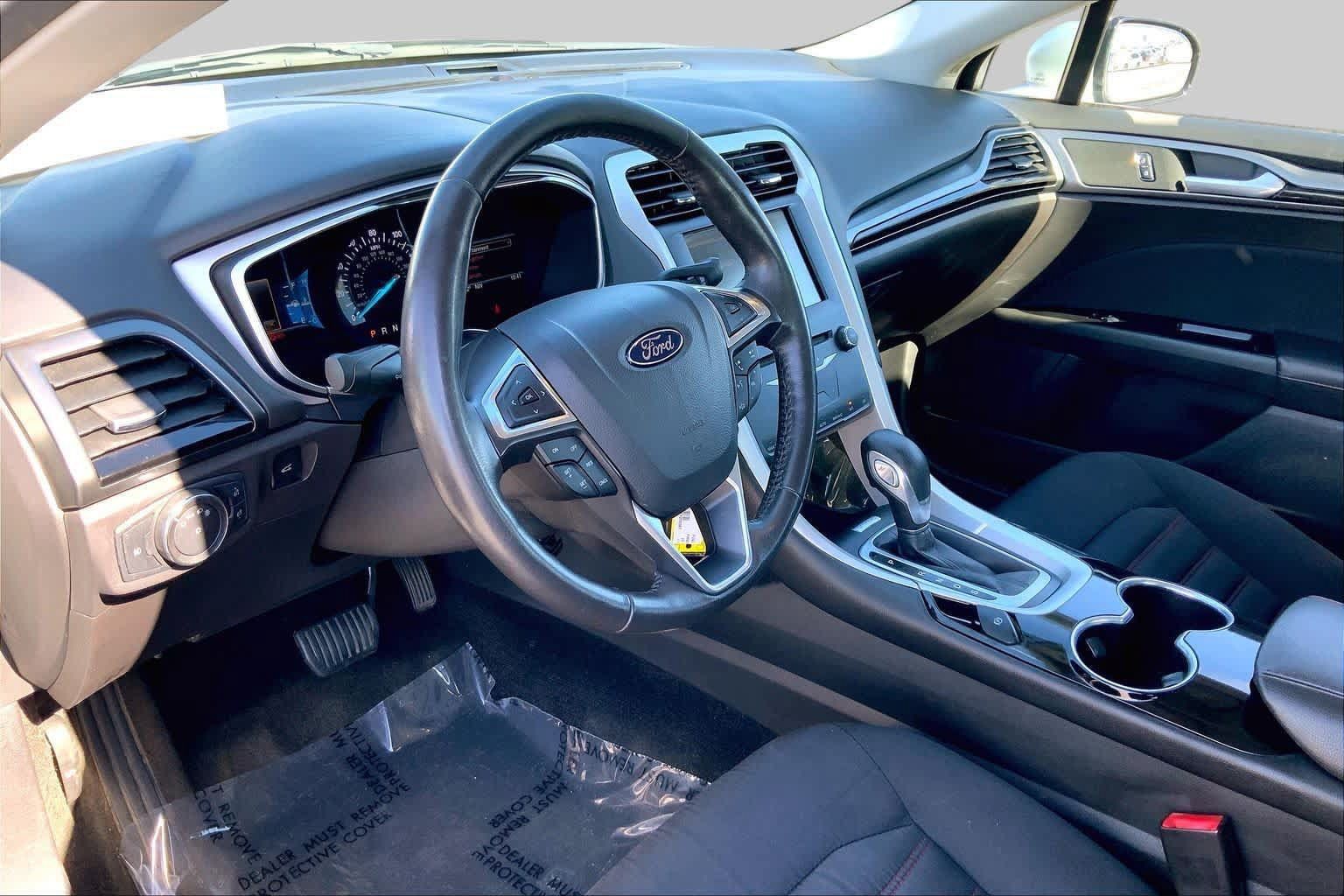 Used 2015 Ford Fusion SE FWD image 17