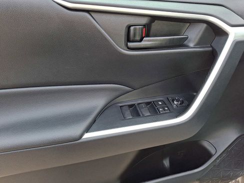 Used 2022 Toyota RAV4 LE image 10