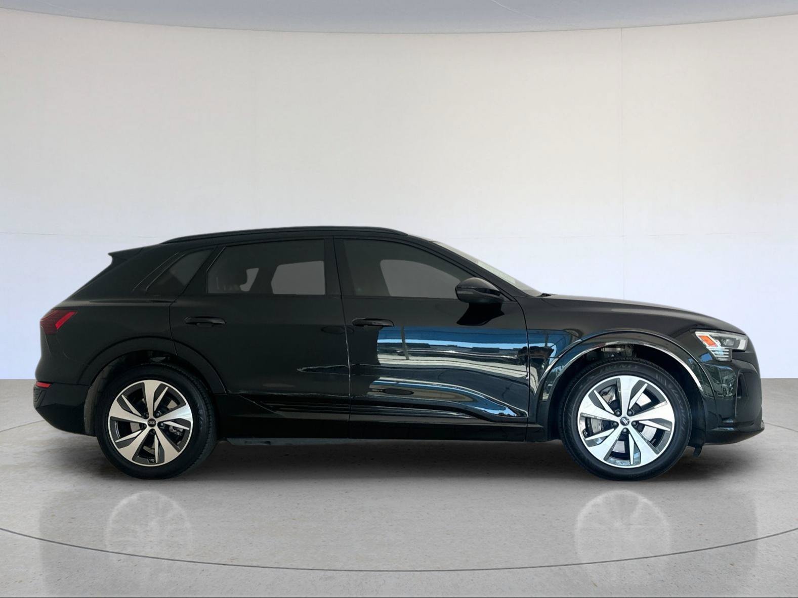 Used 2024 Audi Q8 e-tron Premium Plus AWD/4WD image 7