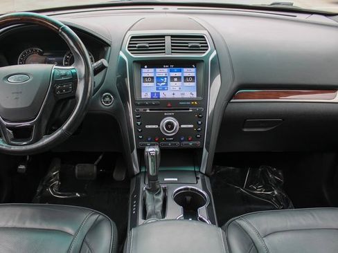 Used 2017 Ford Explorer Platinum image 16